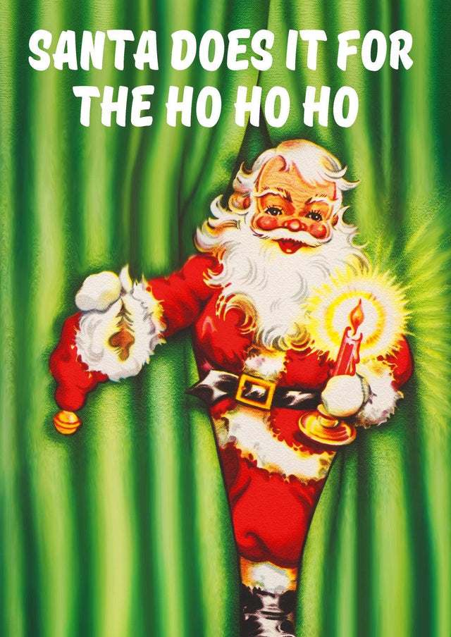 Postkarte „Santa does it for the Ho Ho Ho“ von Studio Inktvis: Weihnachtsmann im Vintage-Stil tritt mit brennender Kerze durch einen grünen Vorhang, darüber der Spruch in weißen Großbuchstaben
