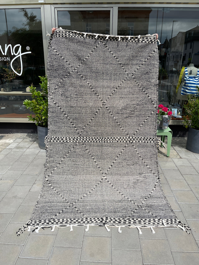 Zanafi in Schwarz-Weiß mit Kreuzen | 1,45 x 2,60 m