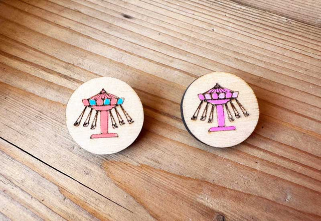 Anstecker KETTENKARUSSELL aus handbemaltem Holz