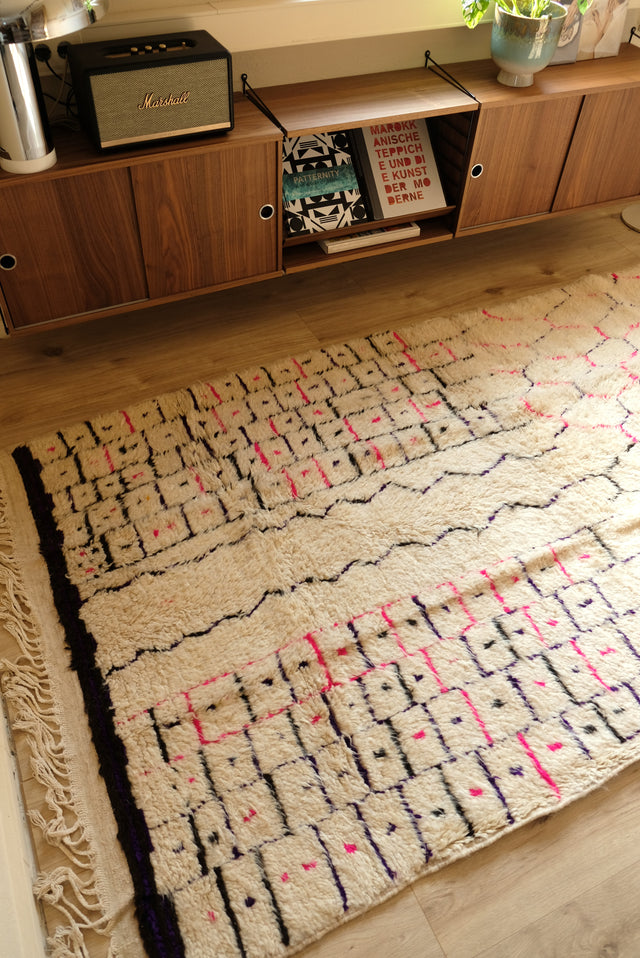 Azilal in Weiß mit Pink und Lila | 1,40 x 2,75 m