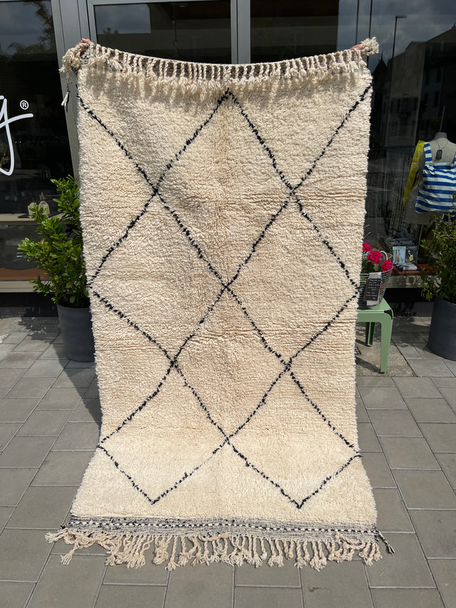 Klassischer Beni Ourain mit wunderschönem Kelimrand | 1,39 m x 2,70 m
