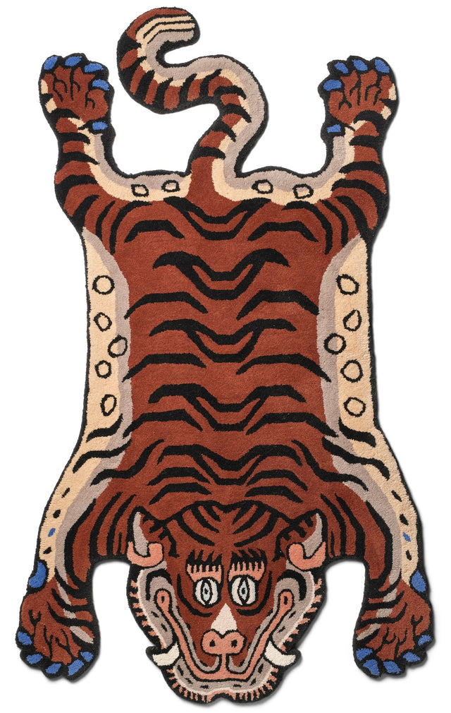 Großer Wollteppich FRANKIE von Bongusta, 115 x 190 cm, Tiger in Rostbraun mit blauen Krallen, frontal von oben