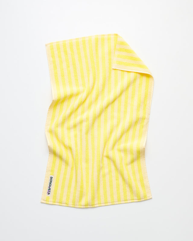 Handtuch NARAM 50 x 80 cm in Pristine & Neon Yellow, eine Ecke umgeschlagen, mit Bongusta-Etikett