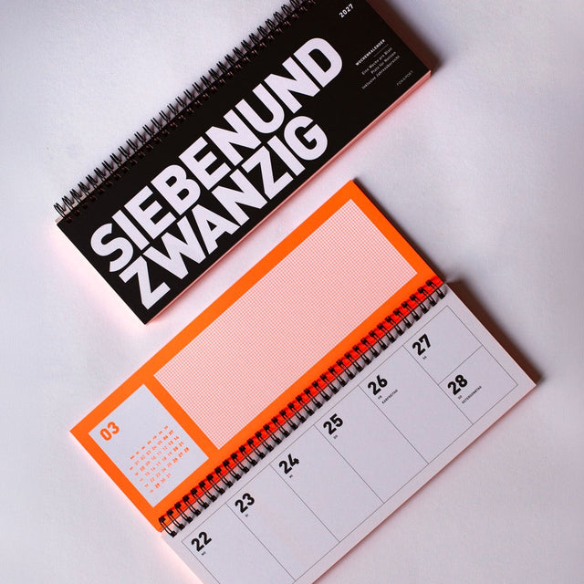 Tischkalender 2027 in Neonorange von FOX&POET, aufgestellt