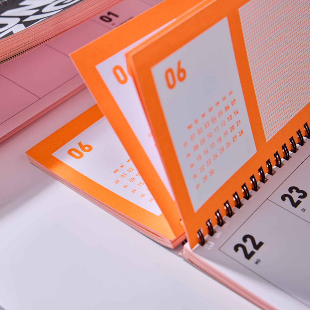 Tischkalender 2027 in Neonorange von FOX&POET