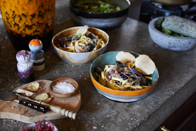 Zwei Pasta Bowls GOLDEN HOUR mit Bandnudeln, Muscheln und Kräutern auf einer Küchenarbeitsplatte