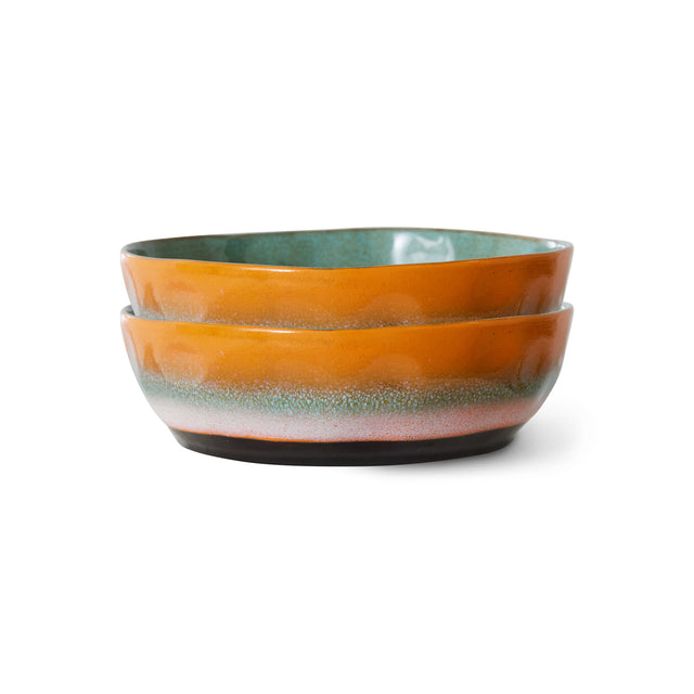 Zwei gestapelte Pasta Bowls GOLDEN HOUR von HKliving, außen orange mit weiß auslaufendem Fuß, innen graugrün