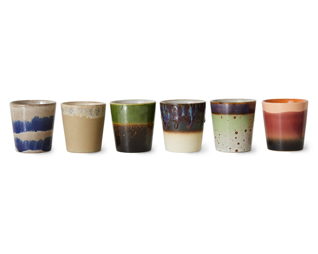Sechs Kaffeebecher GROUNDING von HKliving nebeneinander, jeder mit einer anderen Glasur