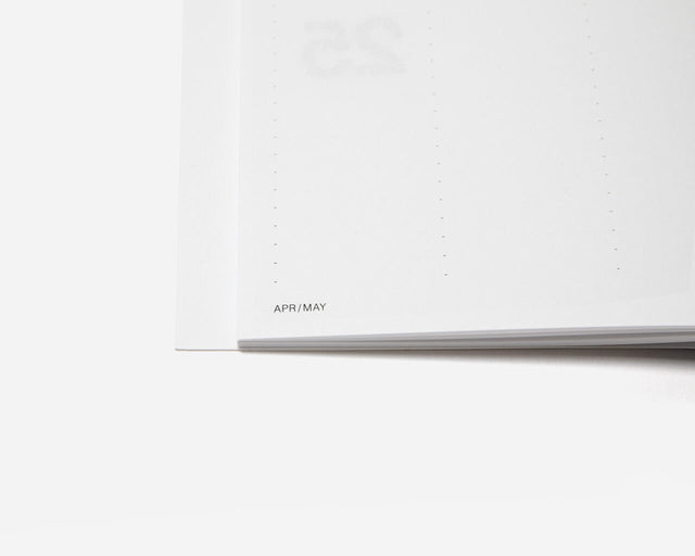 Seitenecke mit Monatsangabe APR/MAY und dezenten Punktlinien im Basic Planner