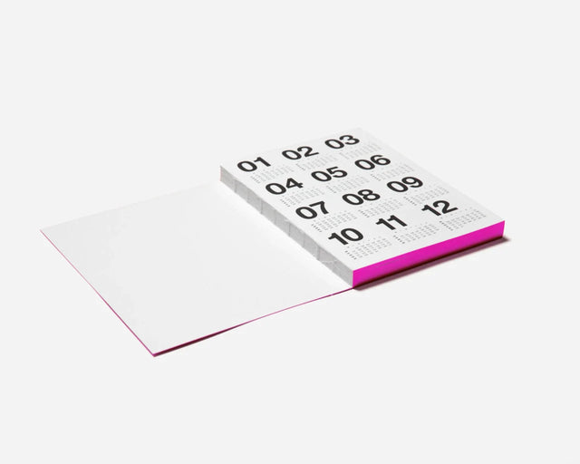 Pinker Basic Planner 2027 schräg aufgeschlagen, Jahresübersicht und pinker Farbschnitt an der Seitenkante