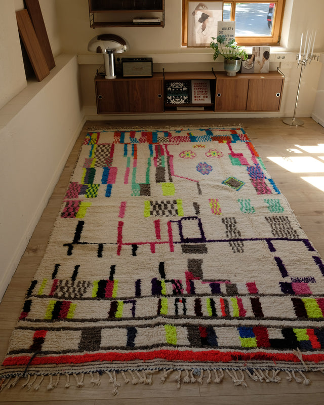 Azilal NEON FLOWER 1,86 x 3,20 m im Raum: cremeweißer Grund mit Streifen und Karos in Neonfarben