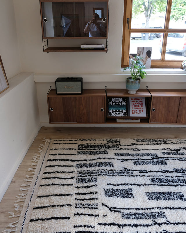 Azilal BLACK BOXES von der Schmalseite aus gesehen, dahinter ein Sideboard aus Holz