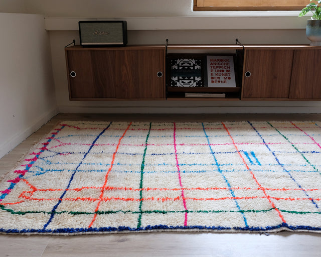 Berberteppich COLOURFUL GRID 1,50 x 2,65 m im Raum: cremeweißer Flor mit bunten Gitterlinien