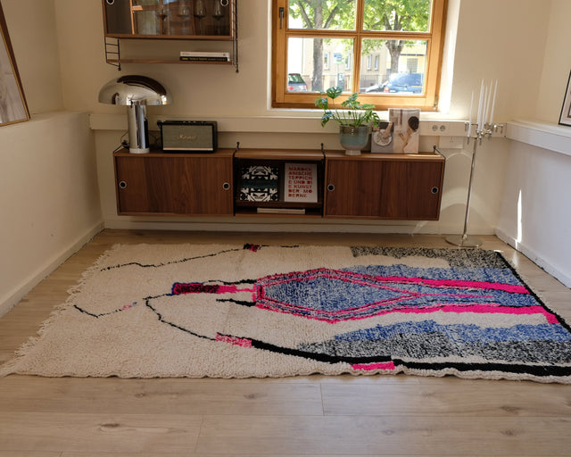 Berberteppich PINK SHAPE 1,54 x 2,56 m im Raum: cremeweißer Flor mit großer Raute in Neonpink und Blau
