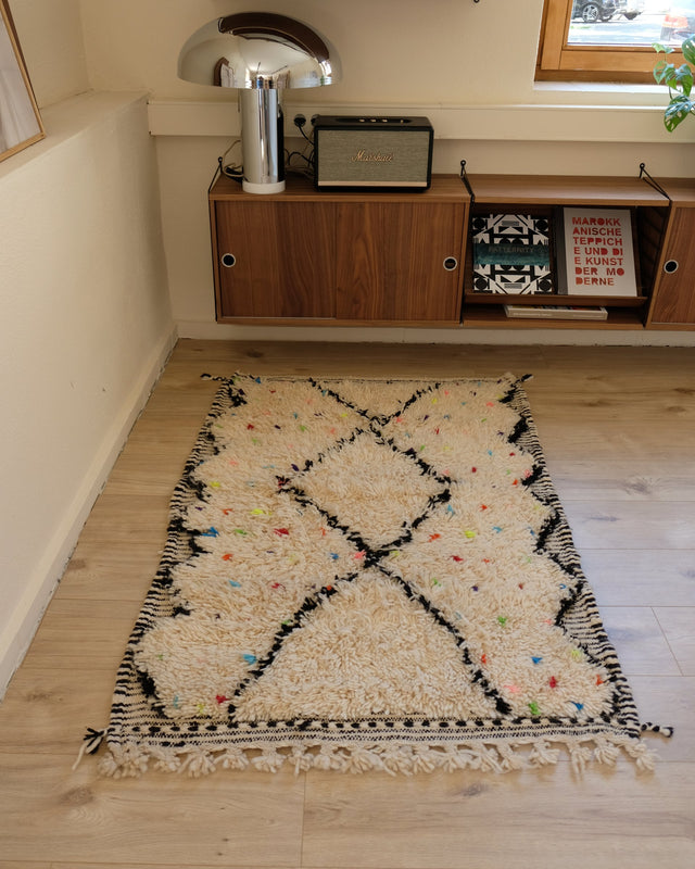 MINI DOTTIE von der Schmalseite aus gesehen, dahinter ein Sideboard aus Holz