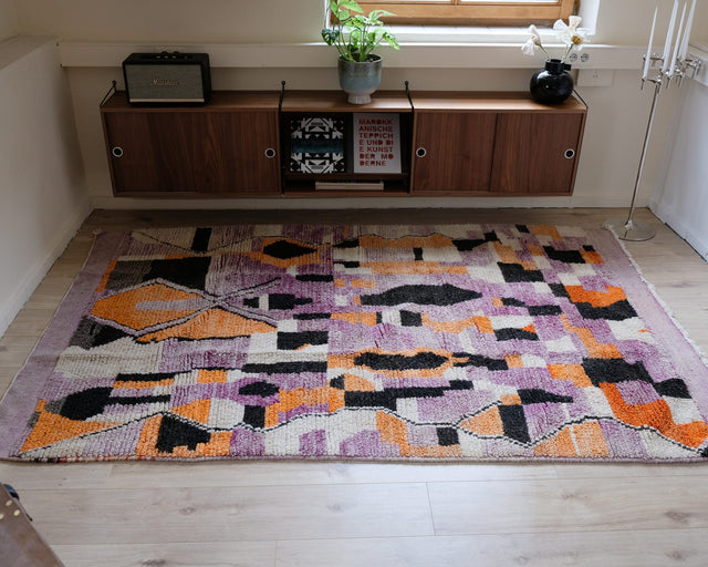 Vintage-Boujad SHAPES ON VIOLET 1,60 x 2,42 m im Raum: Formen in Orange, Schwarz und Cremeweiß auf Lila