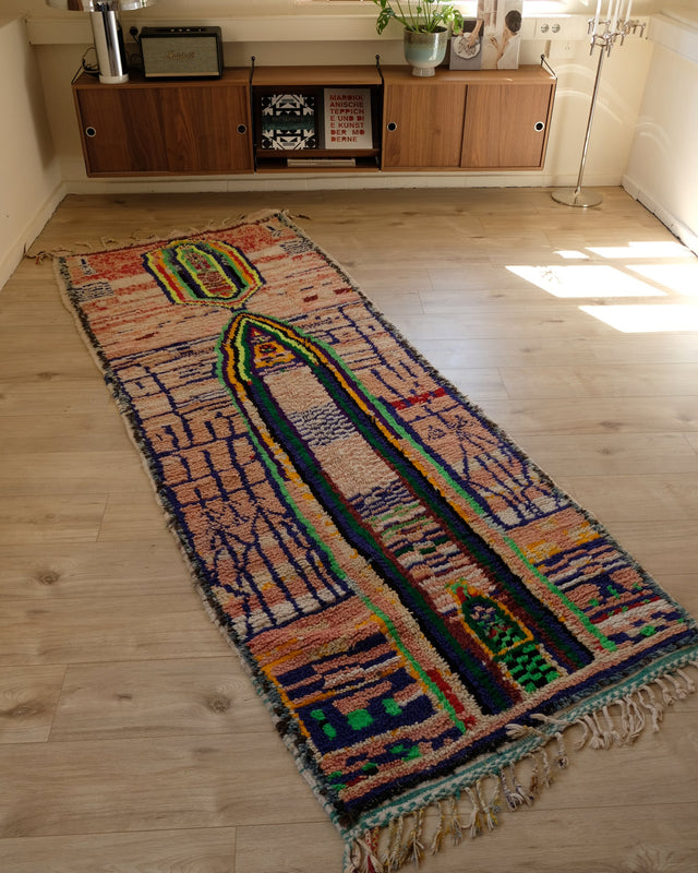 Vintage-Läufer BRIGHT NEON 1,05 x 2,80 m im Raum: Rosé mit blauem Liniennetz und Motiven in Neongelb und Grün
