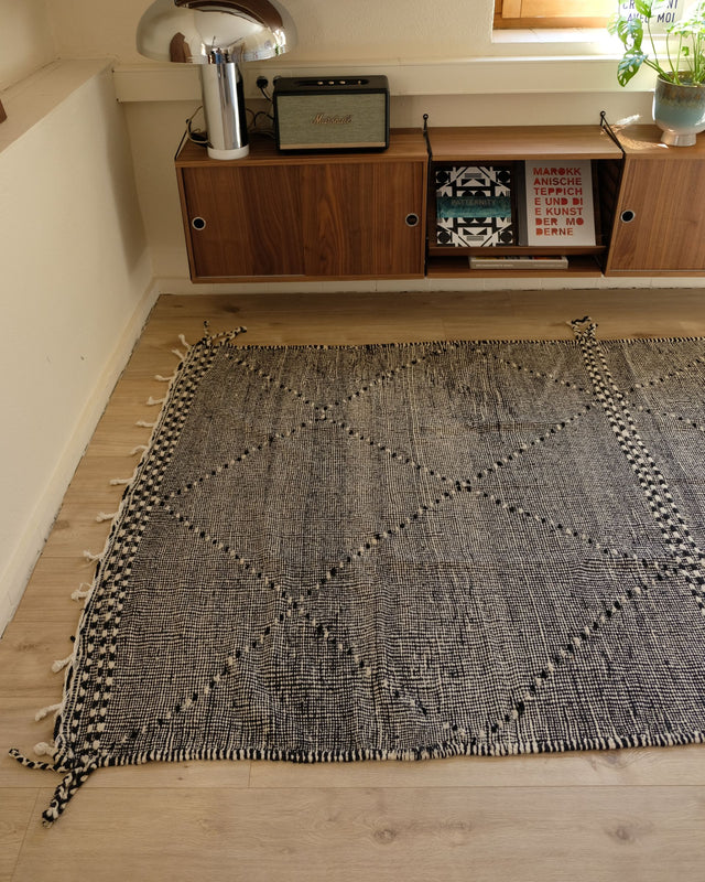 Großer Zanafi in Schwarz-Weiß von der Schmalseite aus gesehen, dahinter ein Sideboard aus Holz