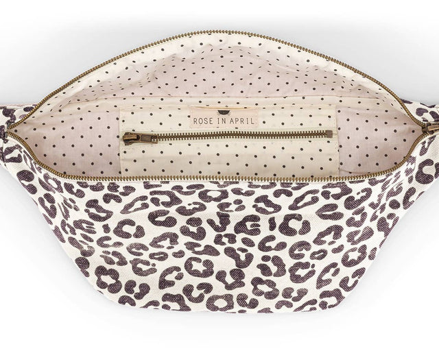 Geöffnete Bauchtasche BUM BAG in Leo Greige mit gepunktetem Futter und kleinem Reißverschlussfach