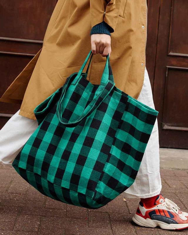 Tote Bag ELISA in Big Vichy Green in der Hand getragen, darunter rote Turnschuhe