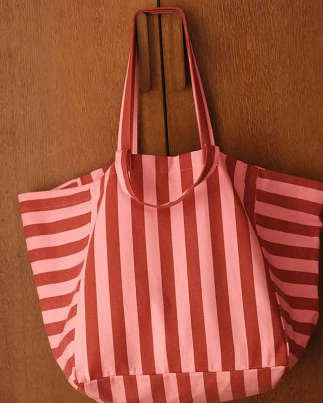 Tote Bag ELISA in Brick/Pink an einem Haken vor einer Holzwand