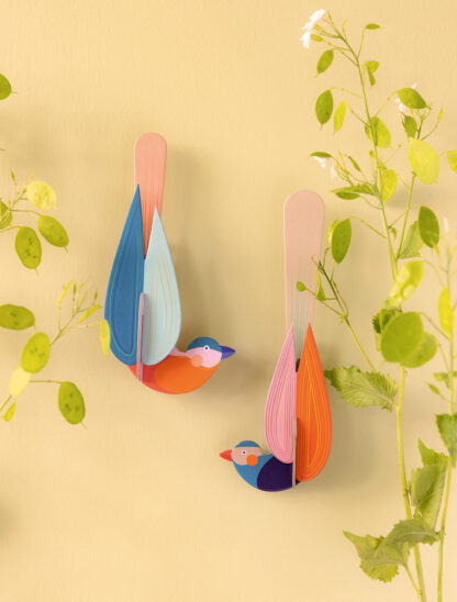 Zwei bunte Paradiesvögel aus Karton für die Wand | MUNA