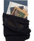 Großer Stoffbeutel aus Bio-Baumwolle in schwarz, gefüllt mit Büchern, Unterlagen und Schreibutensilien.