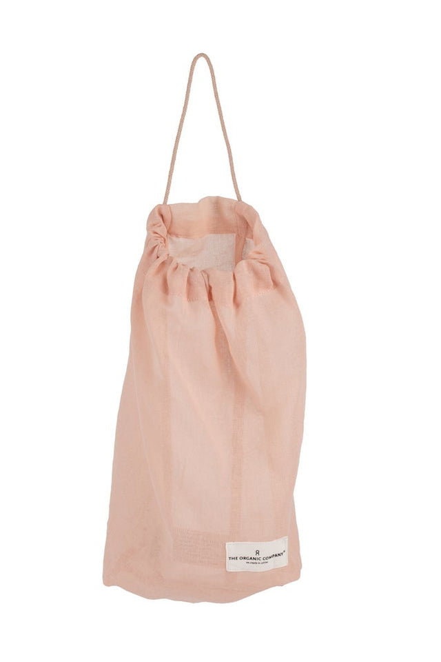 Mittelgroßer Stoffbeutel aus Bio-Baumwolle in der Farbe Pale Rose, hängend, leer.