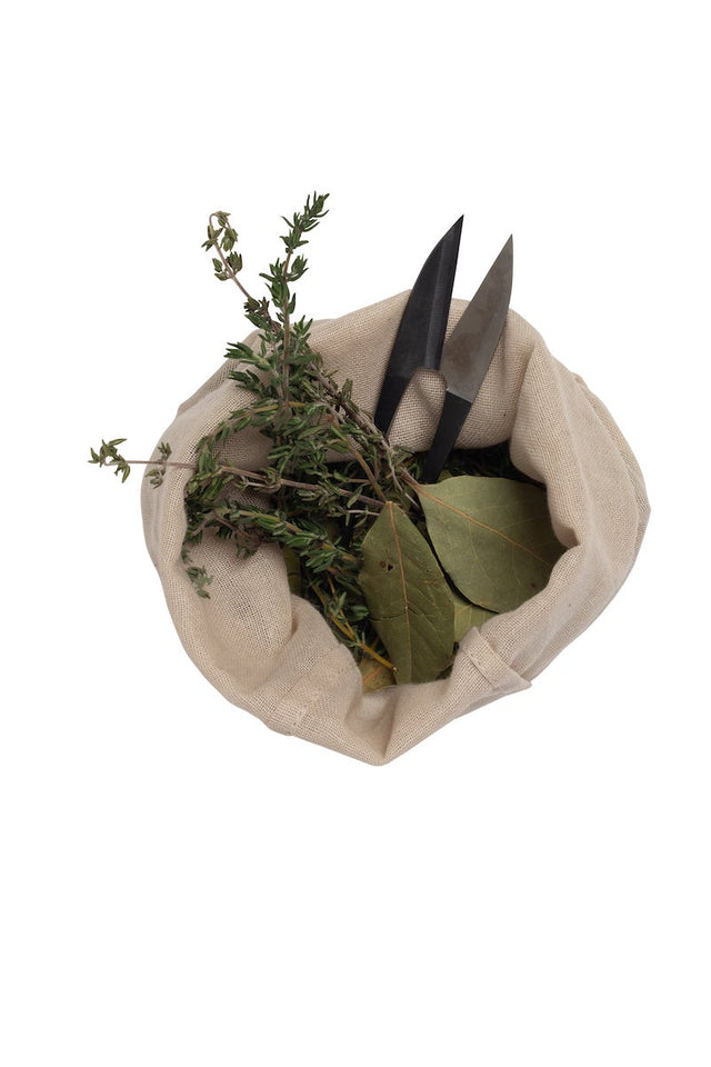 Stoffbeutel aus 100% Bio-Baumwolle, gefüllt mit Kräuterschere und Kräutern und Gewürzen.