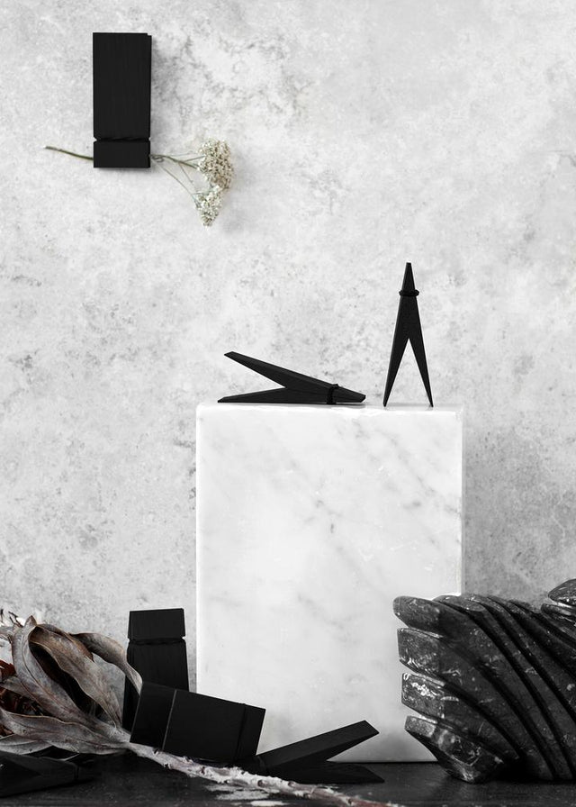 Klammer und Kartenhalter PINCH aus Eiche | Natur oder Schwarz