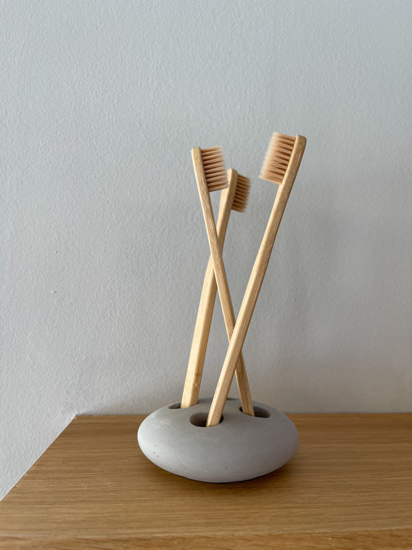 Runder Zahnbürstenhalter aus Beton für vier Zahnbürsten