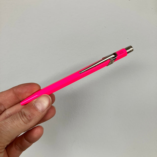 Kugelschreiber Caran d'Ache 849 | Neonpink