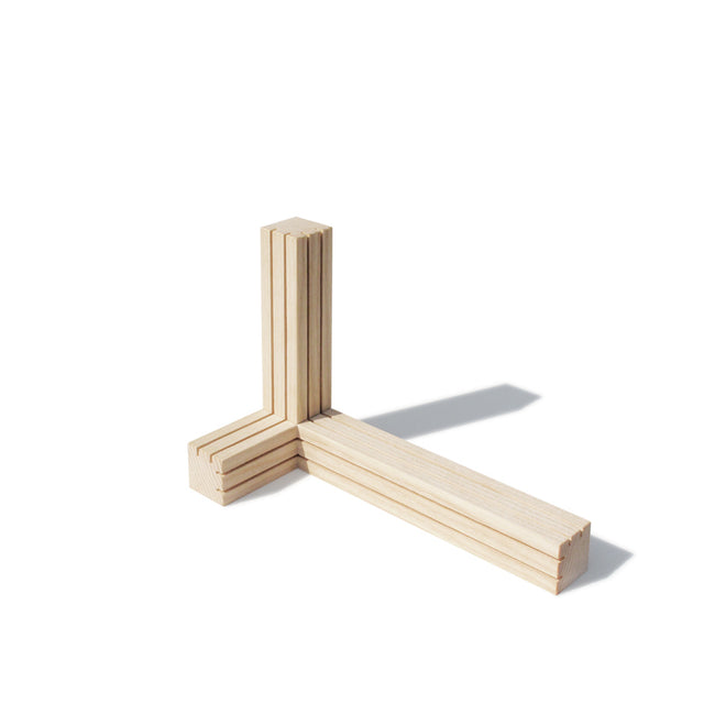 Kartenhalter TRI aus Eschenholz | Side by Side Design