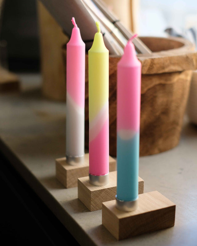 Schlichter rechteckiger Kerzenhalter aus Eiche mit Metalltülle