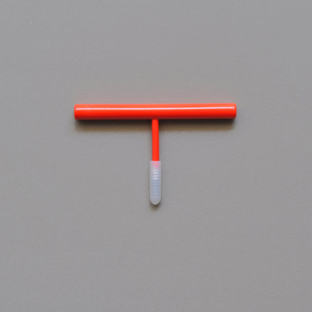 Neon-Roter Wandhaken zum Einschrauben in die Wand. Die geradlinige Form erinnert an eine Strich.