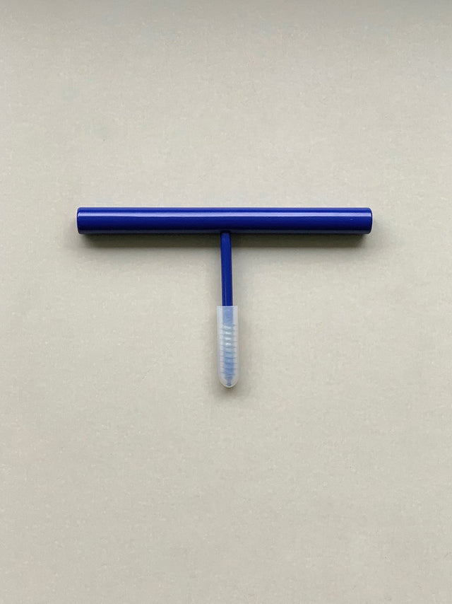 Ultramarinblauer Wandhaken zum Einschrauben in die Wand. Die geradlinige Form erinnert an einen Strich.