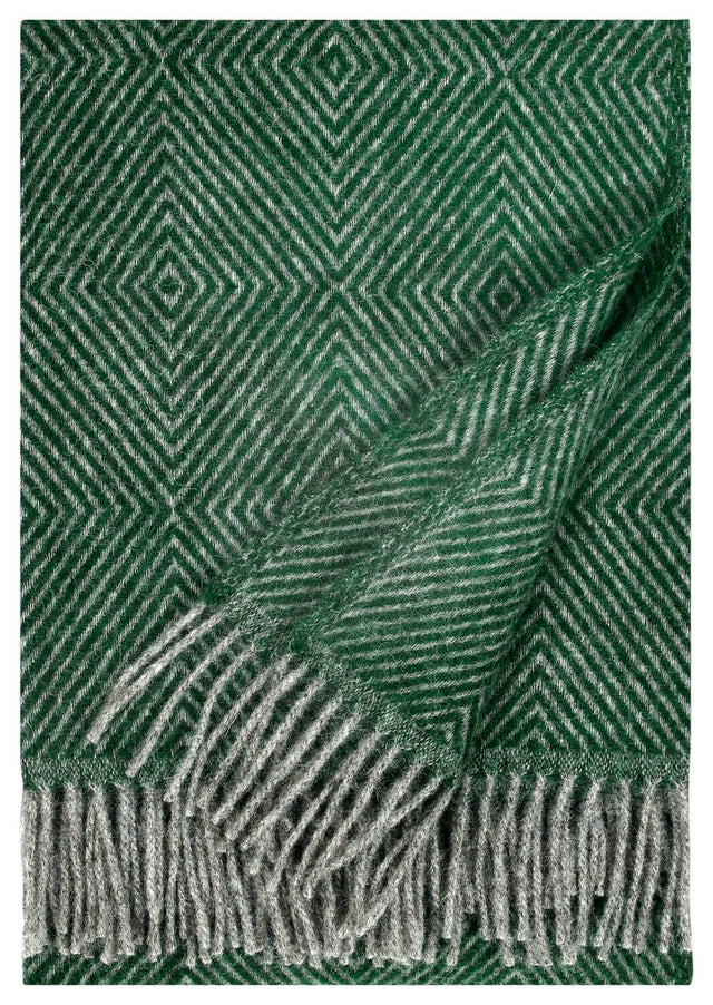 Wolldecke Maria mit Fischgrätmuster in Grün-Grau mit Fransen, freigestellt