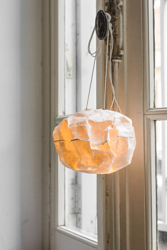 Lichtballon LUNA aus Papier mit sanfter Beleuchtung