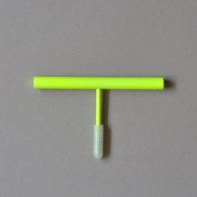 Neon-Gelber Wandhaken zum Einschrauben in die Wand. Die geradlinige Form erinnert an einen Strich.