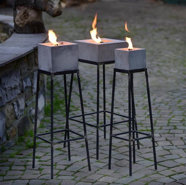 Alle drei eckigen Betonfeuer auf Ständern mit entzündeter Flamme.
