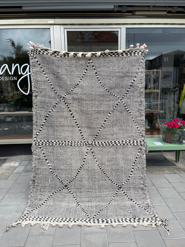 Zanafi in Schwarz-Weiß mit Kreuzen | 1,45 x 2,20 m