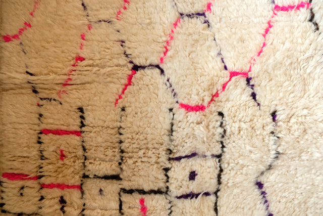 Azilal in Weiß mit Pink und Lila | 1,40 x 2,75 m