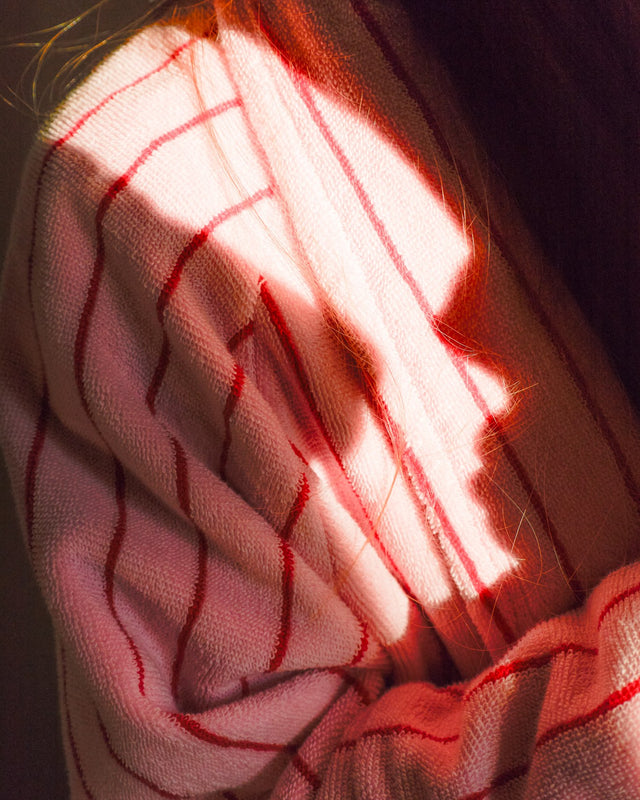 Nahaufnahme des Frottees in Babyrosa mit roten Streifen im Sonnenlicht