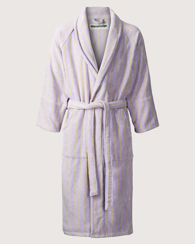 Bademantel NARAM von Bongusta in Lilac & Neon Yellow, Vorderansicht mit gebundenem Gürtel, Schalkragen und zwei Taschen
