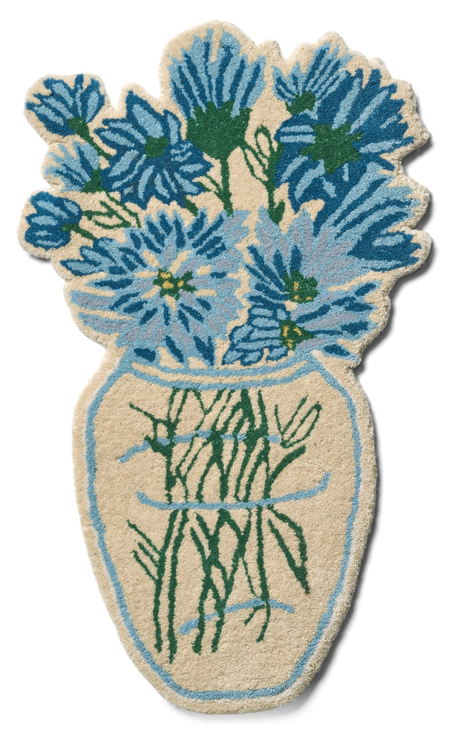 Wollteppich BLUE DAISY von Bongusta in Form einer Vase mit blauen Blüten und grünen Stielen, von oben auf Weiß