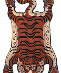 Großer Wollteppich FRANKIE von Bongusta, 115 x 190 cm, Tiger in Rostbraun mit blauen Krallen, frontal von oben