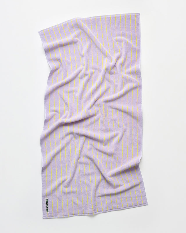 Duschtuch NARAM 70 x 140 cm in Flieder mit feinen neongelben Nadelstreifen, ausgebreitet auf weißem Grund