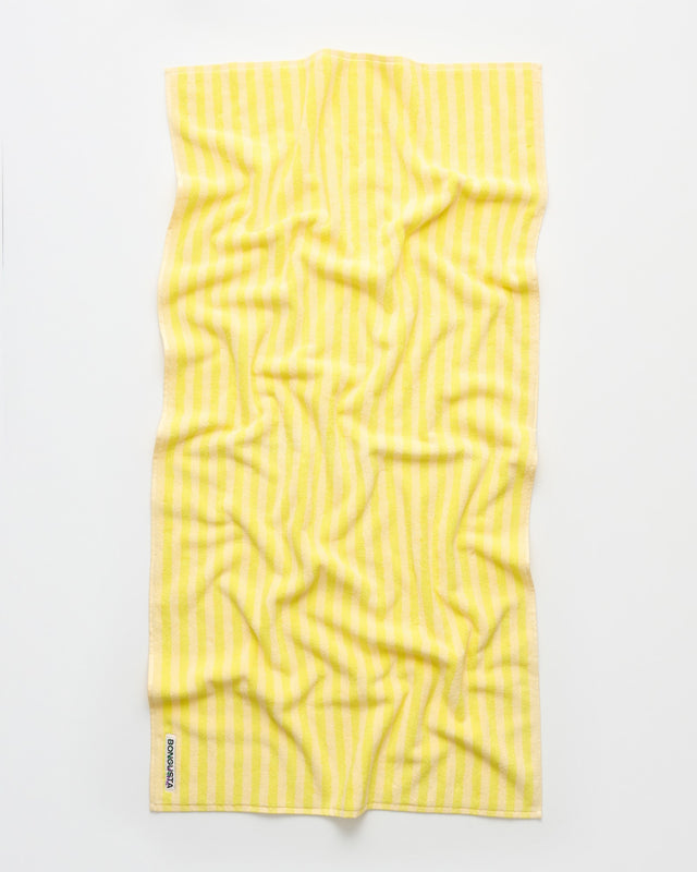Duschtuch NARAM 70 x 140 cm von Bongusta in Neongelb und Cremeweiß gestreift, ausgebreitet auf weißem Grund