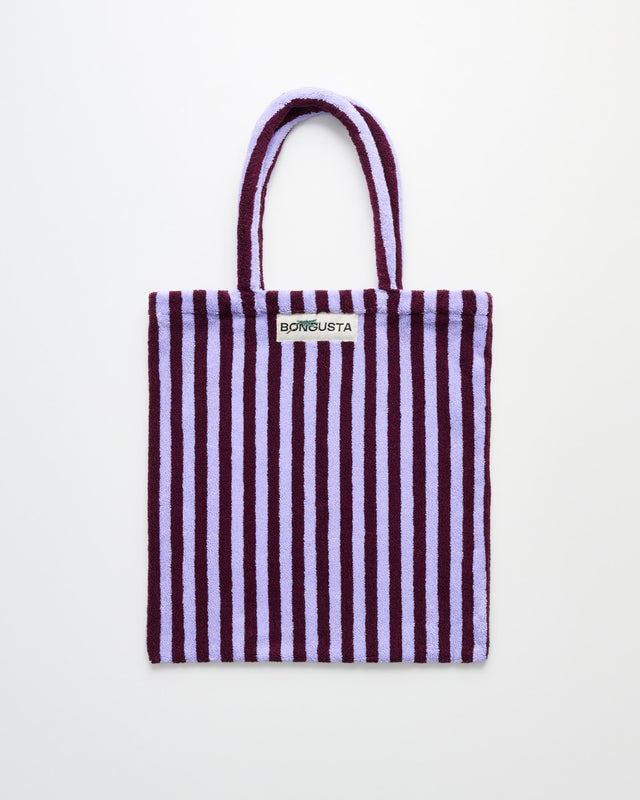 Tote Bag NARAM von Bongusta in Wine & Lavender Blue, breit gestreift in Weinrot und Lavendelblau, flach liegend auf hellem Grund