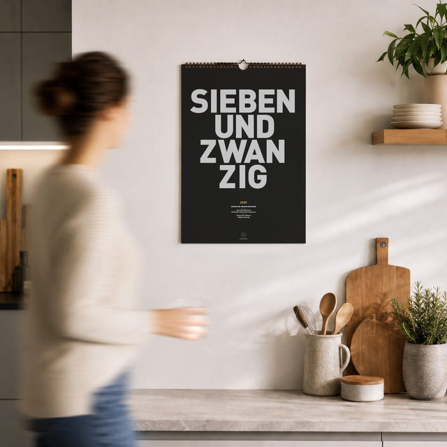 Familienkalender 2027 in Neonorange von FOX&POET, fünf Spalten
